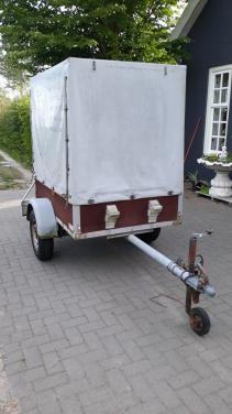 Aanhanger met huif.