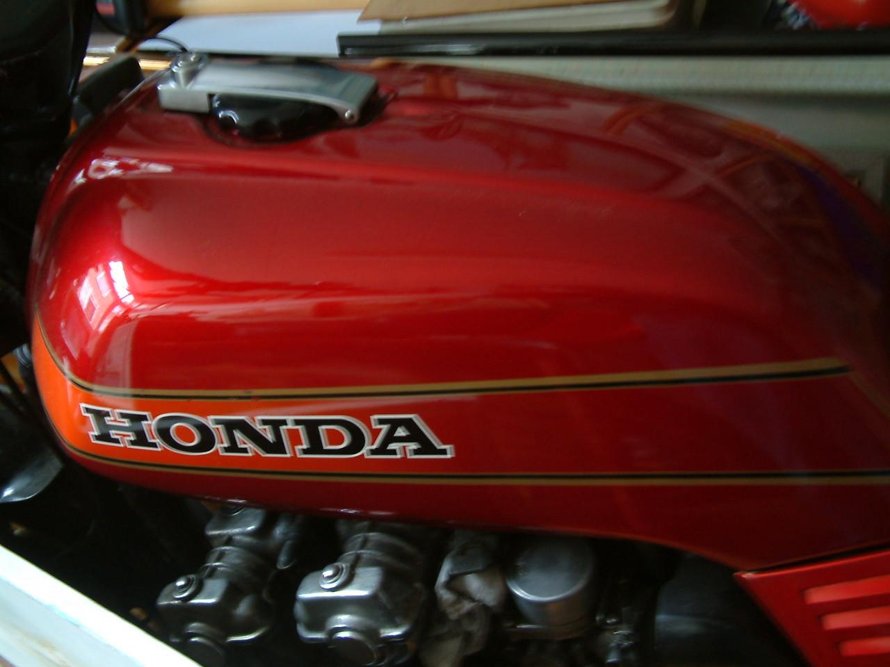 Honda 750-900 1979 t/m 1984  kappen en zadel voor wie dat nog  zoekt