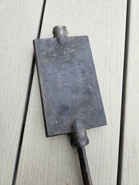 Prachtig groot antiek gietijzer wafelijzer voor open vuur of op een fornuis