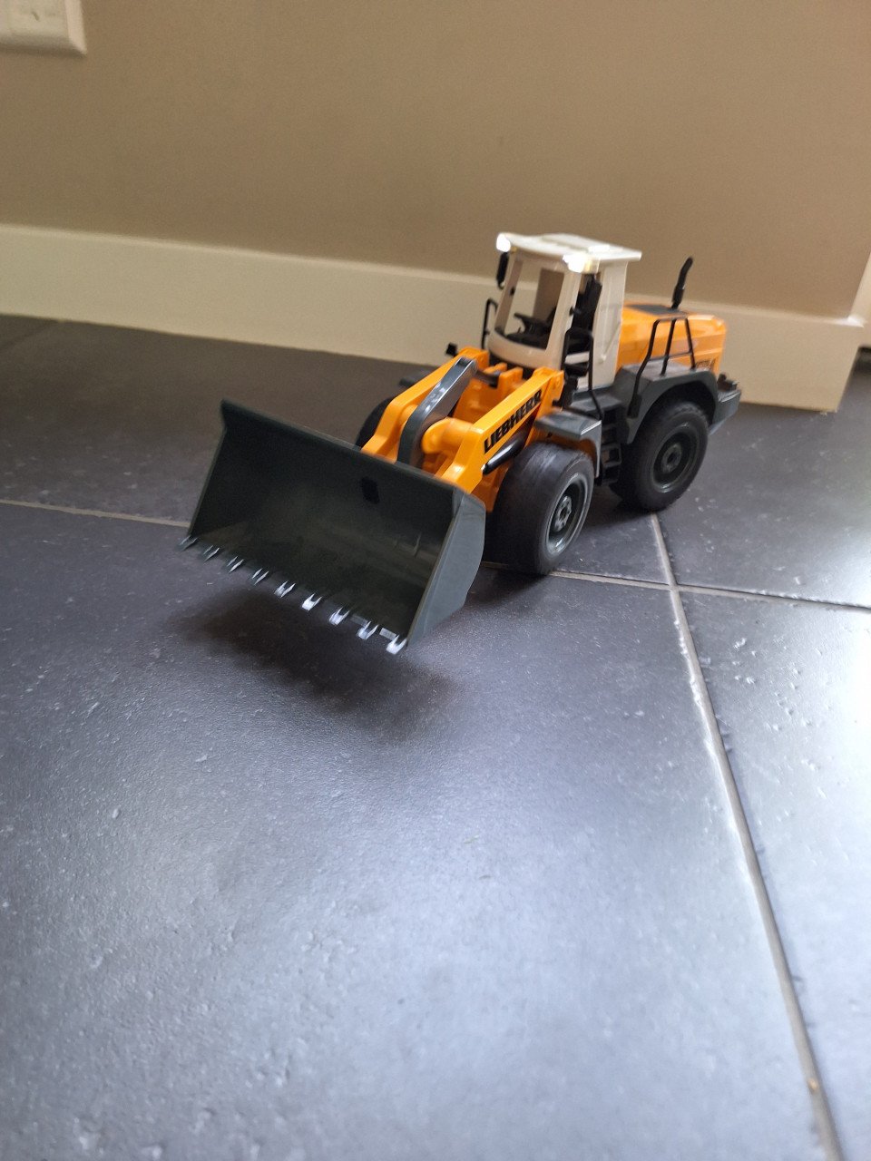 Bestuurbare jamara shovel met trailer