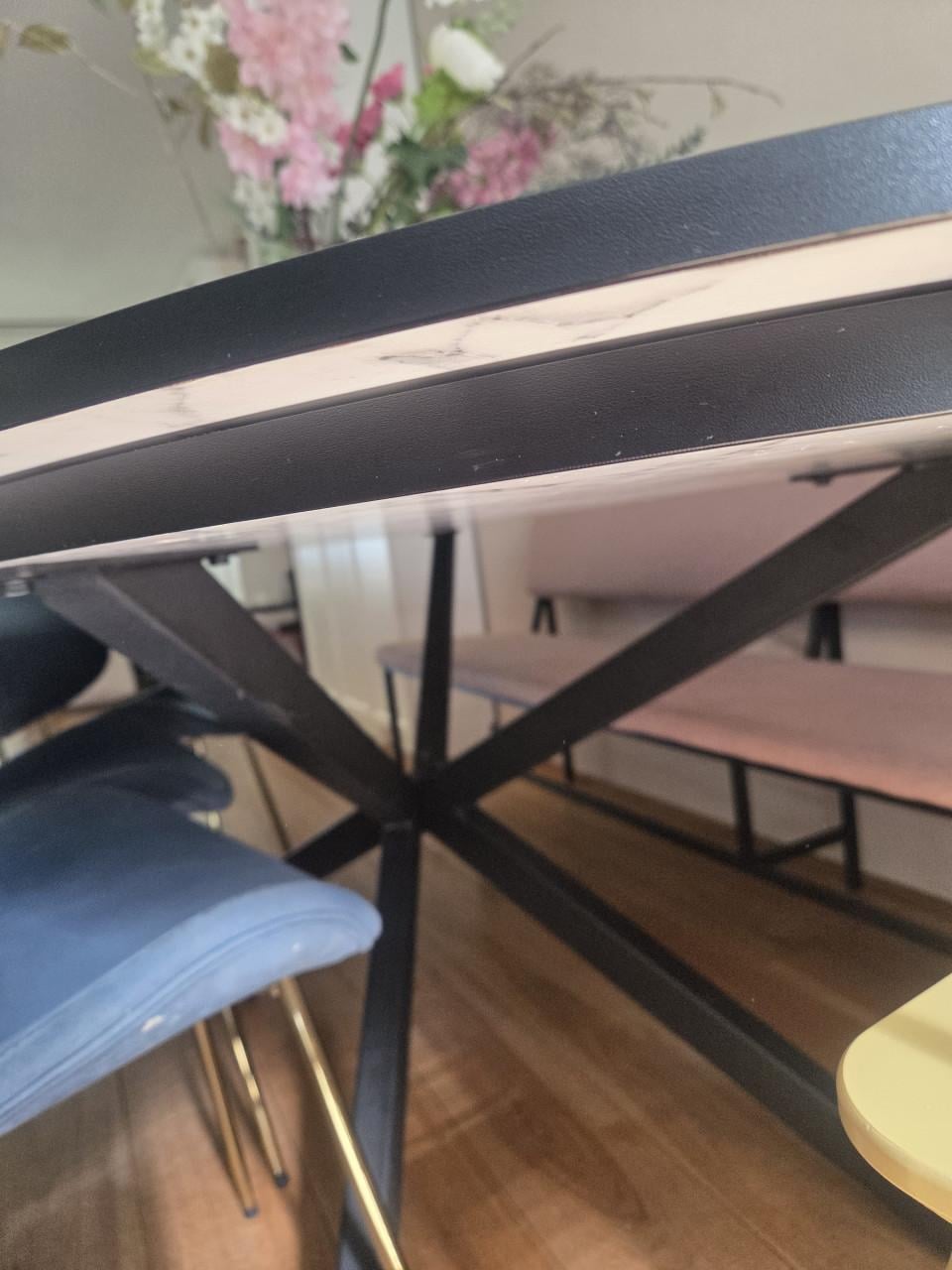 Eettafel met marmerlook tafelblad