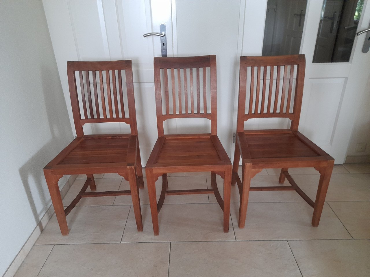 3 Teak houten stoelen ( in goede staat )
