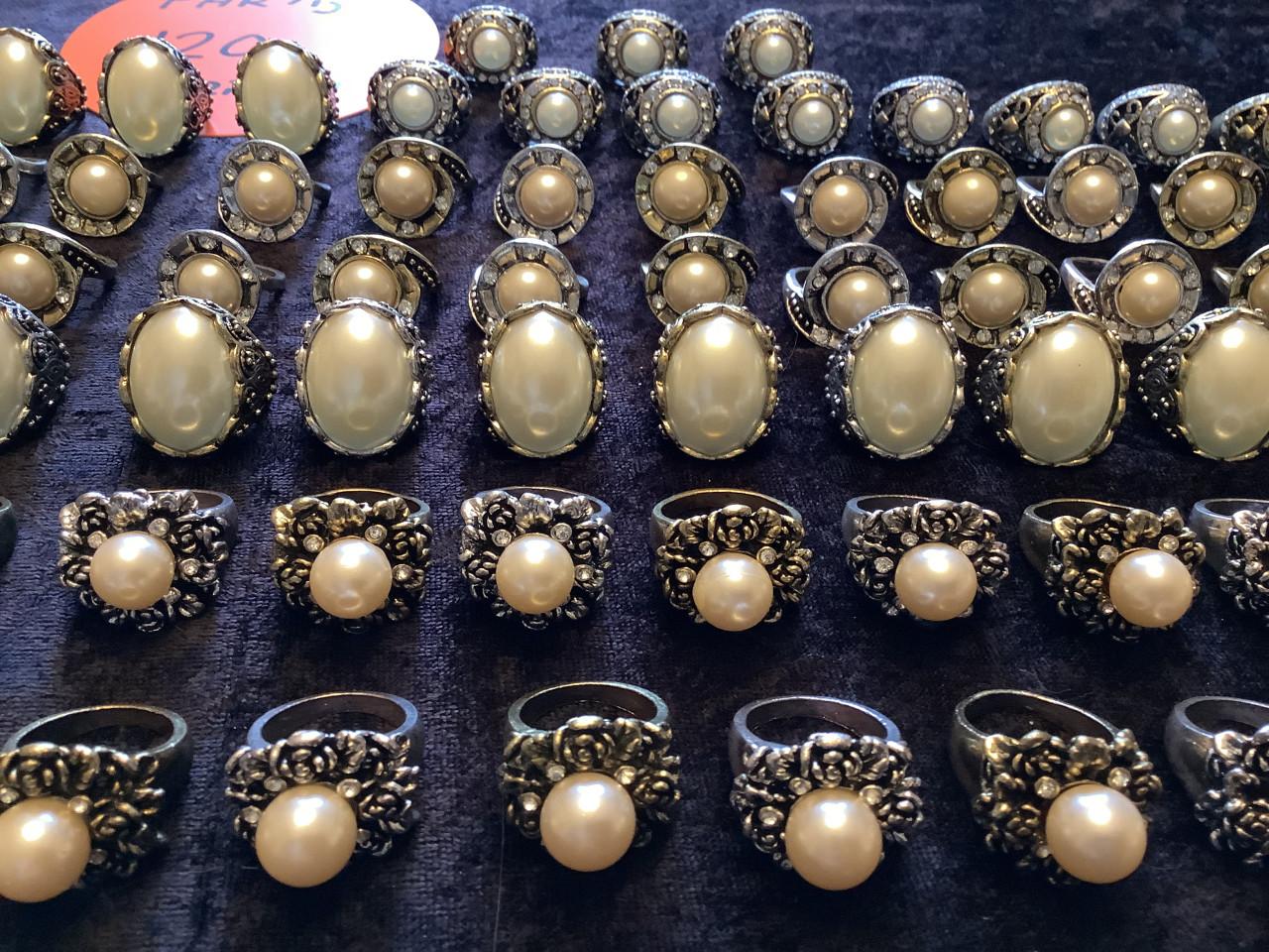 Partij mooie ringen. ( partij 120) Aanbieding !!!!!!