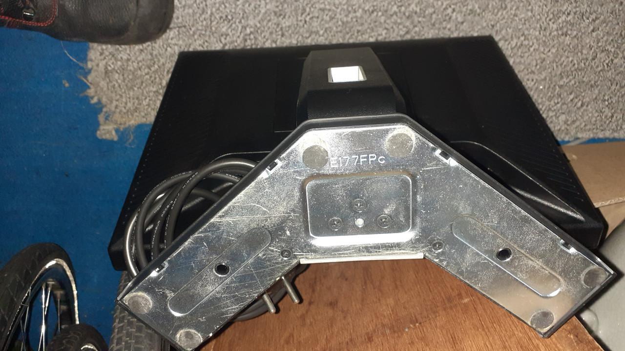 3 x Computer BEELD-SCHERM Monitor TVE & ACER & Houten.!