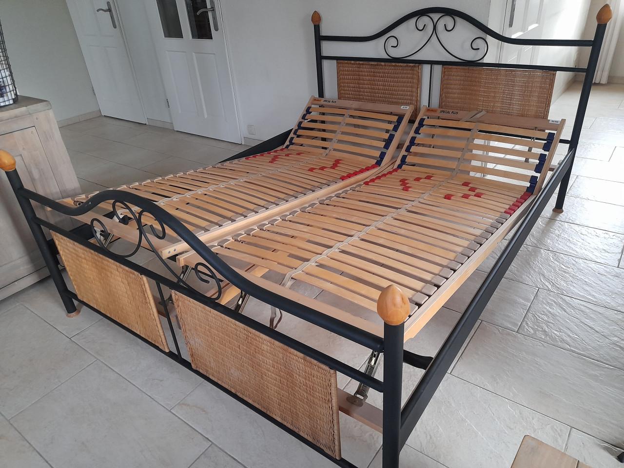 2 Persoons bed 160 x 200 met verstelbare lattenbodems (in goede staat )