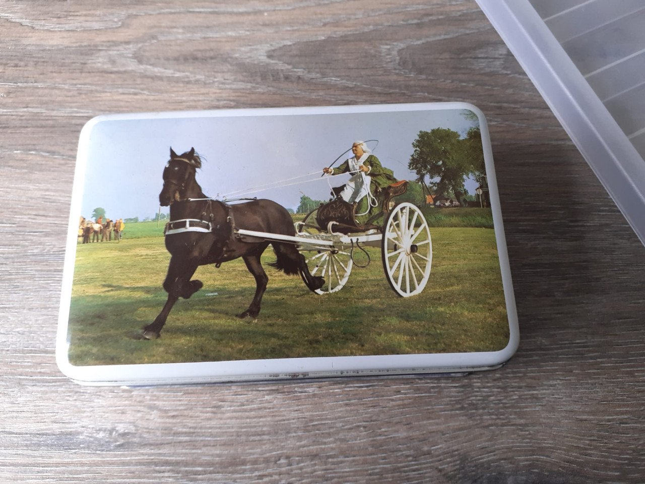 Blik Friesland, sjees, klederdracht, ringrijden