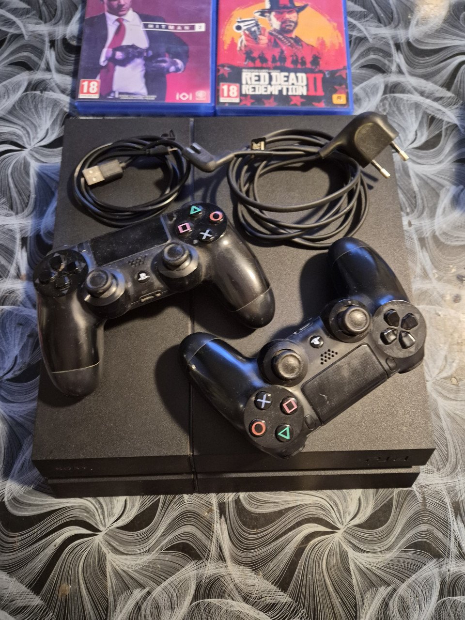Ps4 500gb met 2 controllers en 2 spellen