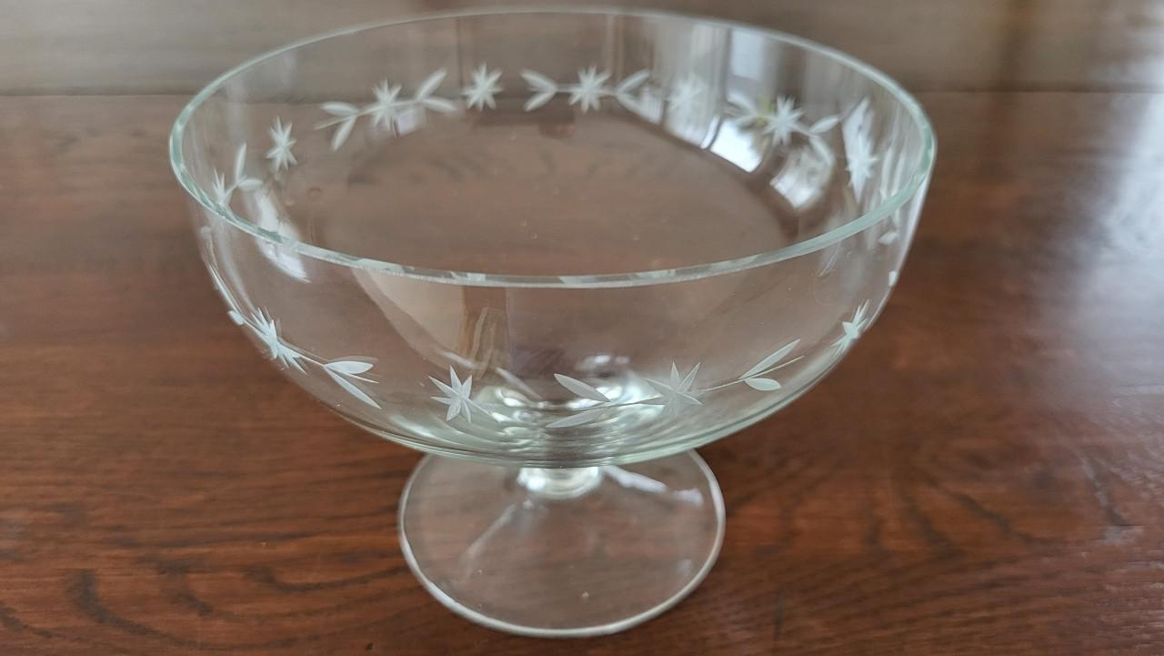 Gegraveerd kristallen schaaltje op voet dia 15 cm