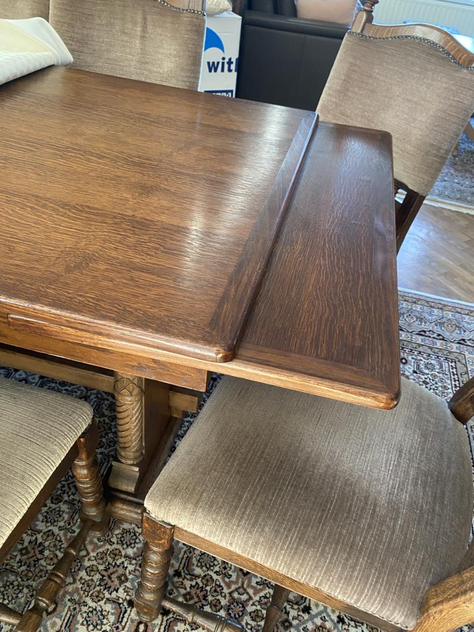 4 stoelen + massief houten tafel met uitschuifblad