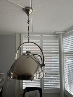 Krantenbak €25,00 en zilveren hanglamp €150,00