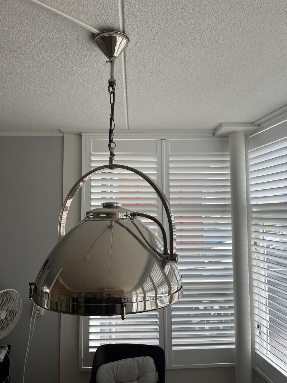Krantenbak €25,00 en zilveren hanglamp €150,00