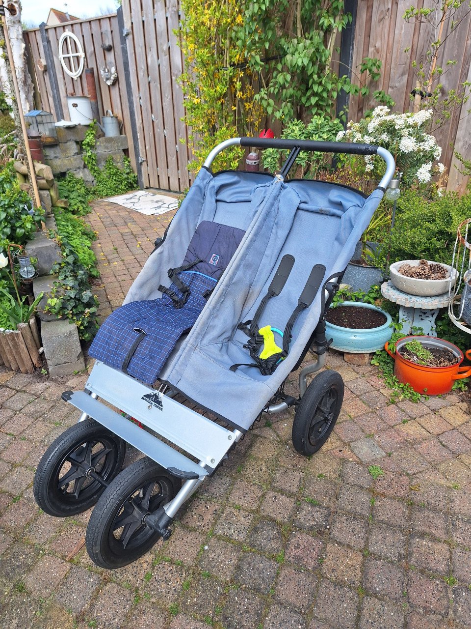 Te koop: dubbele opvouwbare buggy/wandelwagen