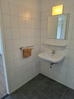 TE KOOP Villeroy en Boch wastafel inclusief kraan, planchet en spiegel