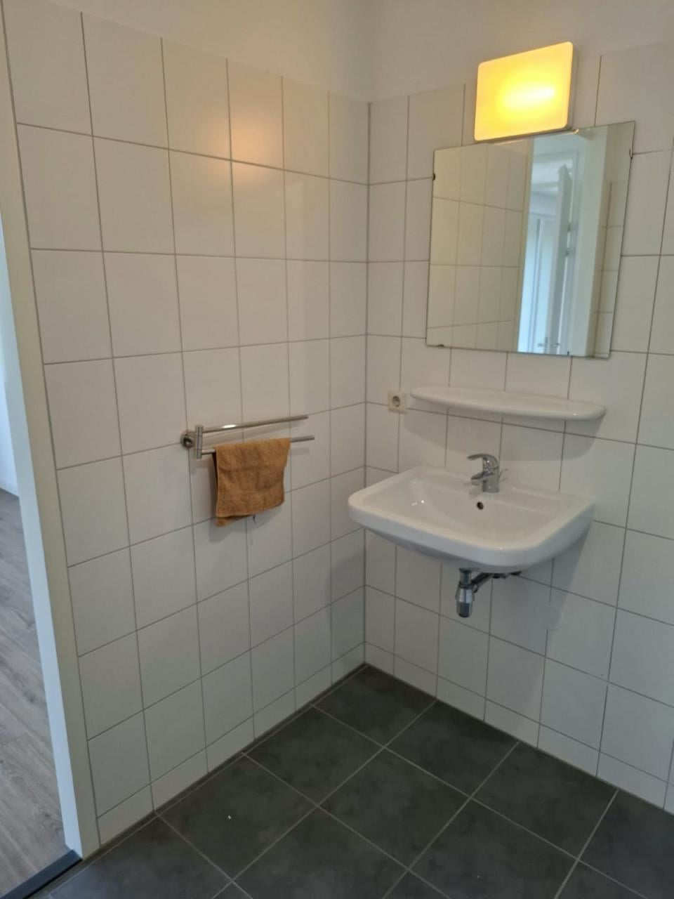 TE KOOP Villeroy en Boch wastafel inclusief kraan, planchet en spiegel