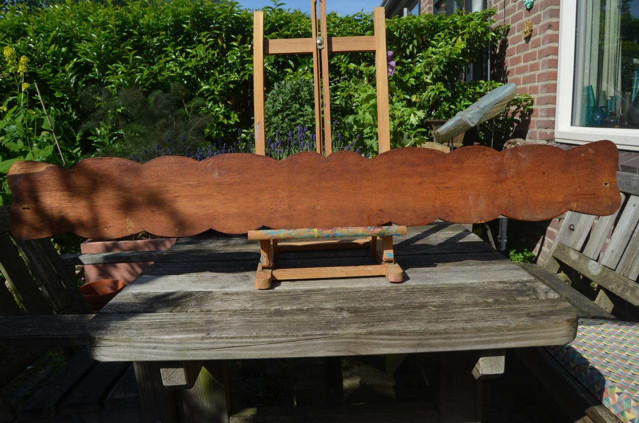 Mooi gesneden plank voor boven een (binnen)deur.