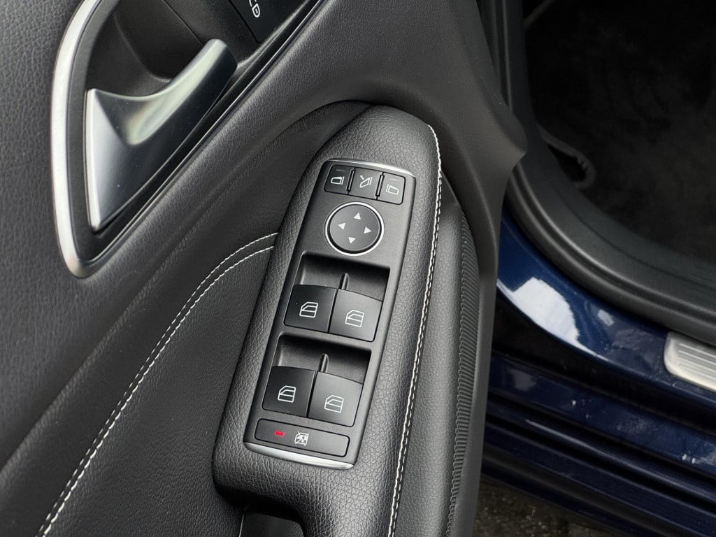 Mercedes-Benz B-Klasse 200 ambition automaat, nl-auto trekhaak uitklapbaar!