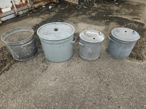 Zinken wek/wasketels ketels. Waarvan 1 geëmailleerd.