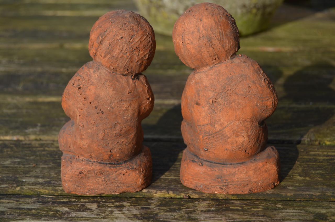 2 Aardewerk/terracotta beeldjes fluitspelende kinderen