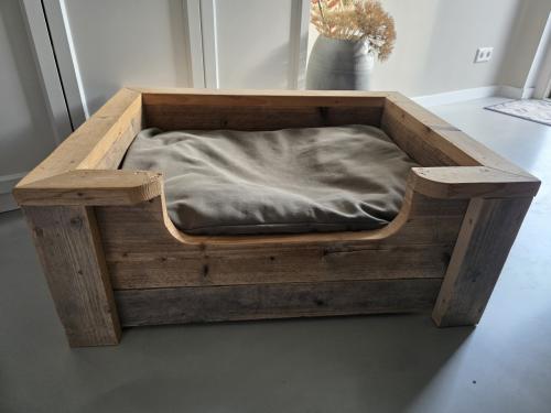Steigerhouten hondenmand