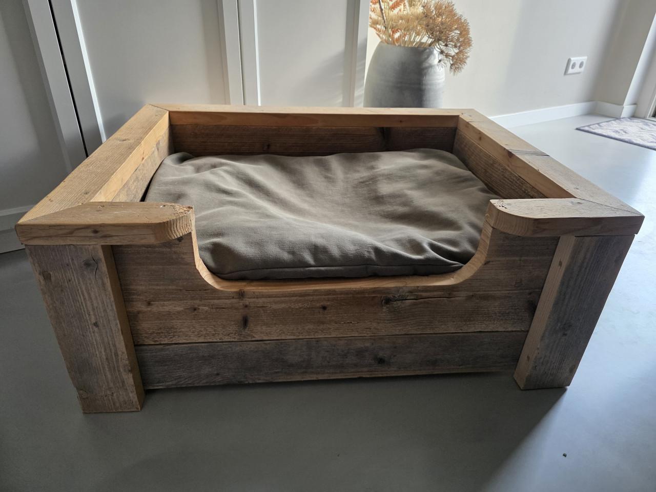 Steigerhouten hondenmand