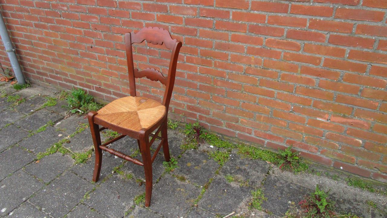 Houten stoel met rieten zitting.