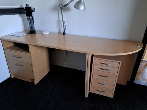 In goede staat zijnde bureau met lades en ladenkastje