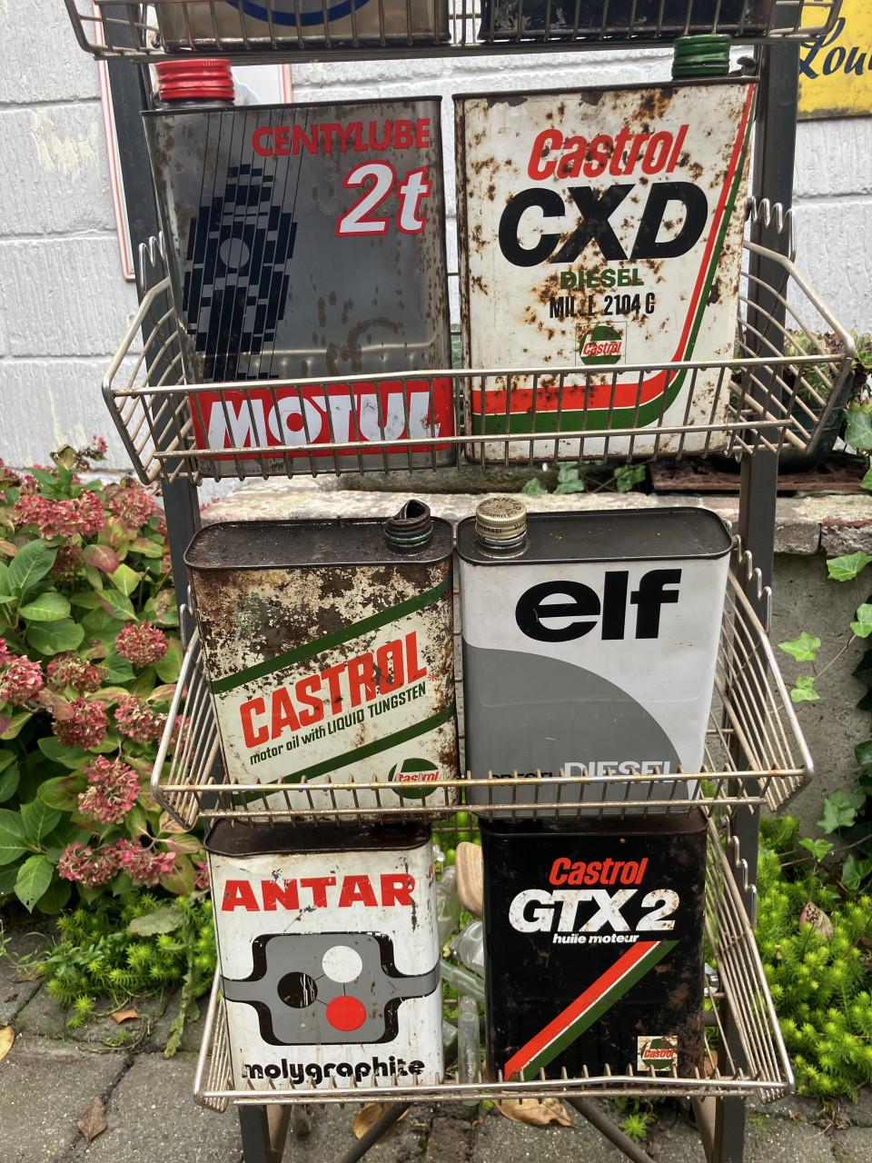 Partij oude olieblikken