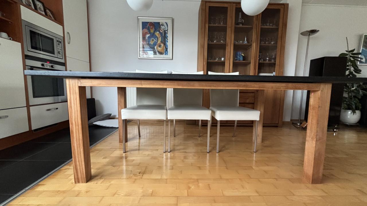 Eettafel met hardstenen blad