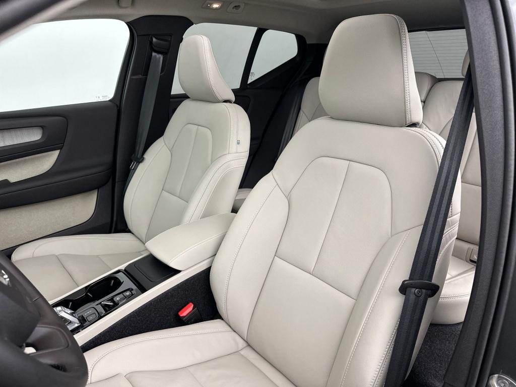 Volvo XC40 b4 gt plus dark pano