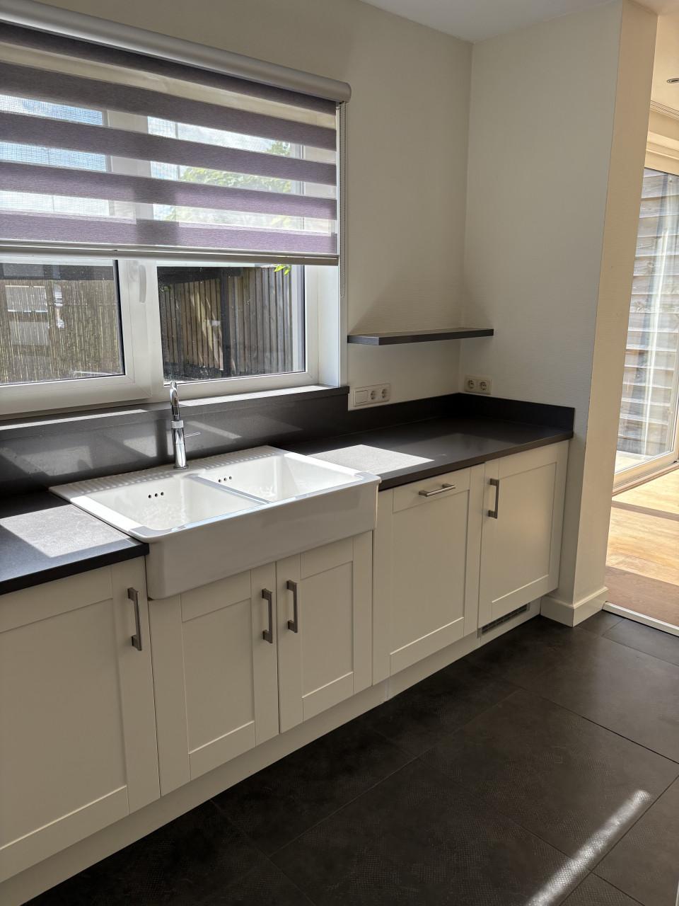 Complete keuken met kookeiland en inbouwapparatuur