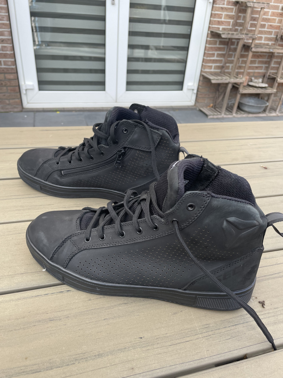 Motorjas, motorbroek, motorschoenen, motorhelm en motorhandschoenen