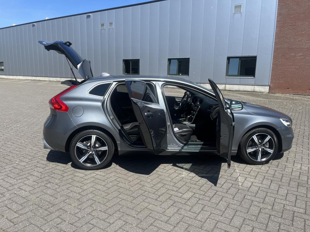 Volvo V40 1.5 t3 polar+ r-design sport pano navi trekhaak automaat