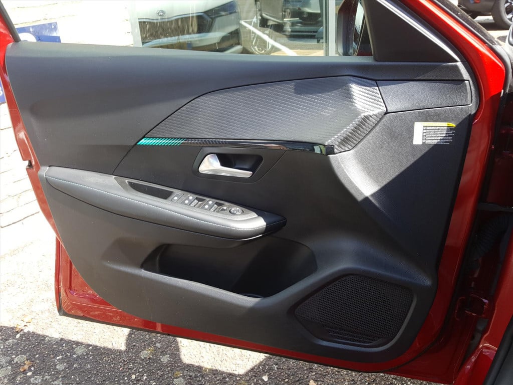 Peugeot 208 allure 1.2 puretech 100pk | 3d-navigatietomtom&bluetooth&dab+ |