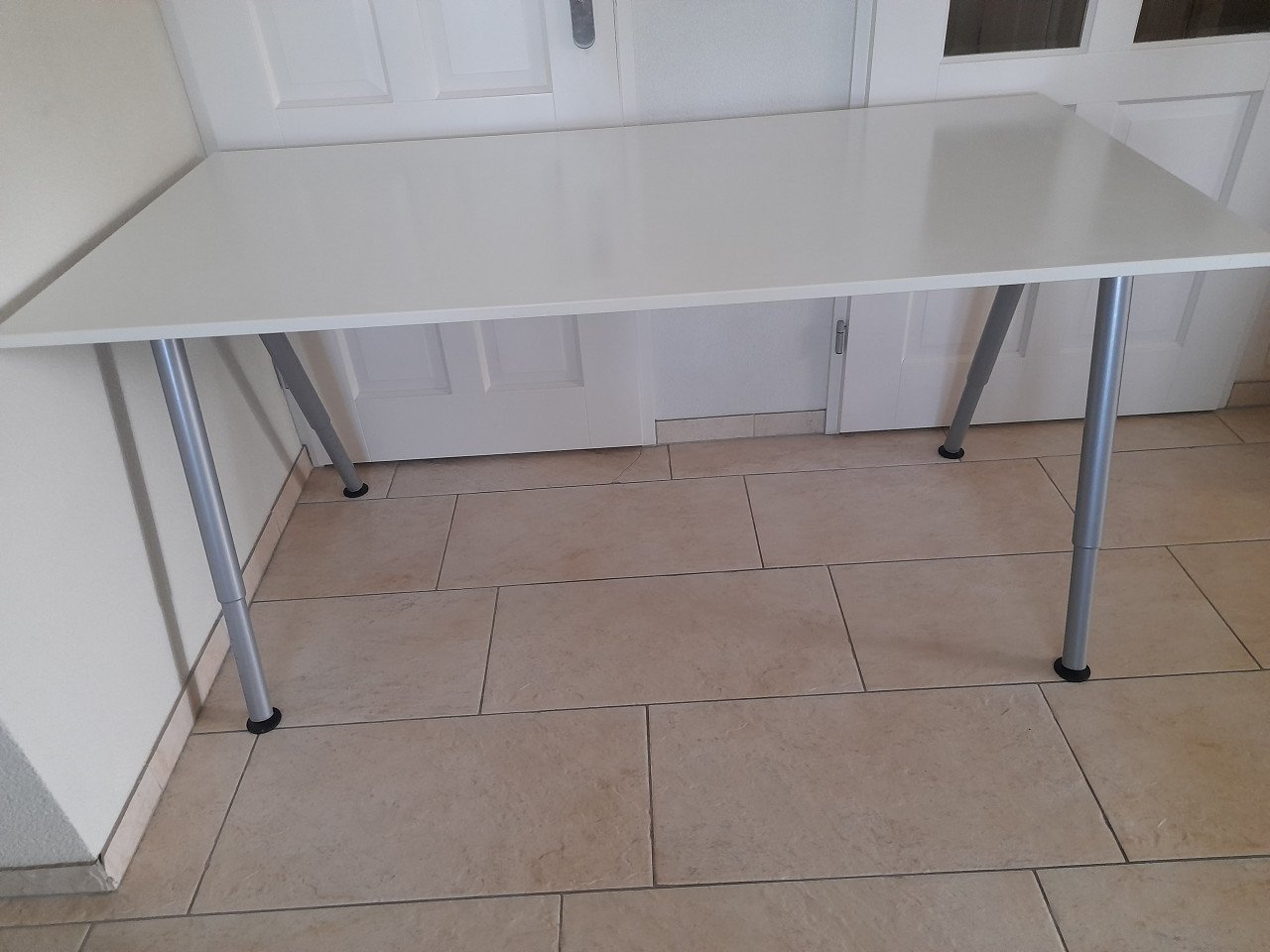 Wit bureau 80 x 160 (in goede staat ) in hoogte verstelbaar tot 1meter hoog