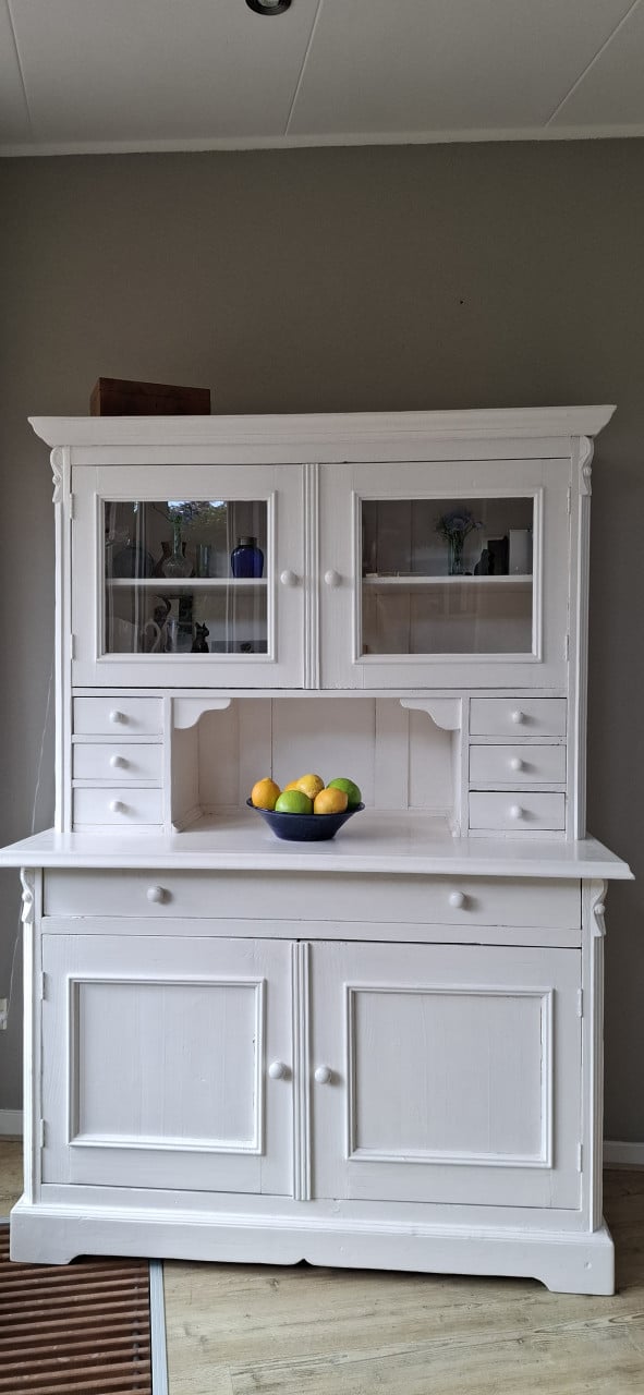 Brocante. Wit, grenen buffetkastje