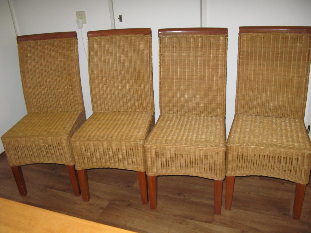 Eettafel + 4 stoelen