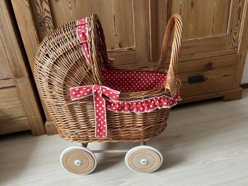 Rieten poppenwagentje z.g.a.n.