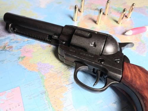Pistool - een replica  van de .45 kaliber revolver,
