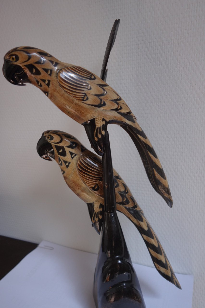 Prachtig handgesneden kunstwerk uit buffelhoorn 39.5 cm. hoog