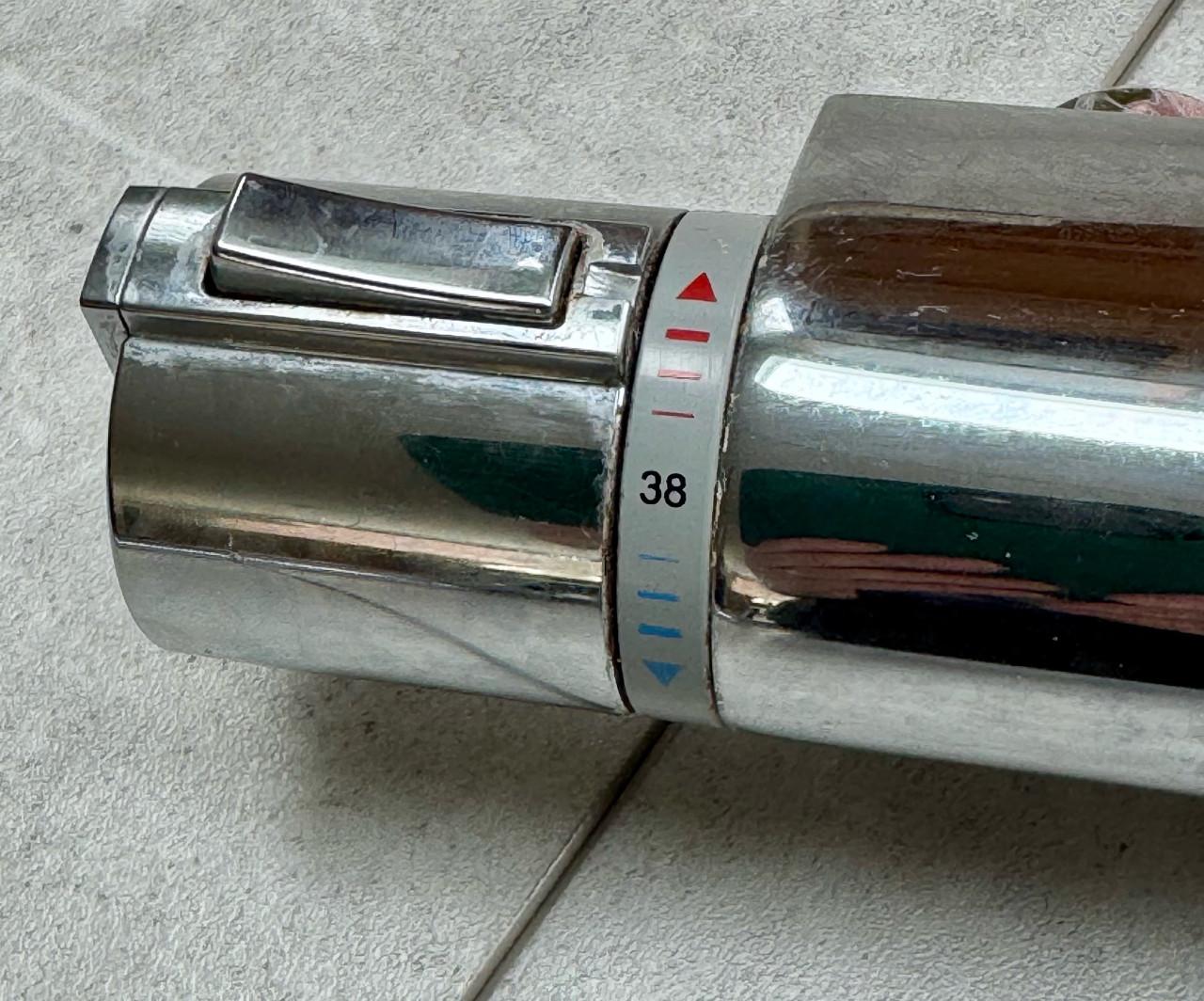 2 Gröhe wstafelkranen en 1 douchekraan en badhanddoek ophangring