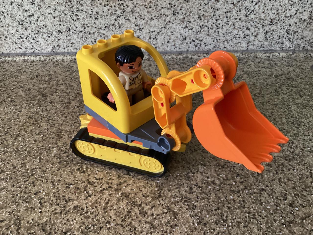 4 lege Duplo emmers en shovel, vliegtuigje en poppetjes.