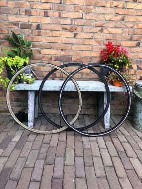Drie racefiets buiten banden.