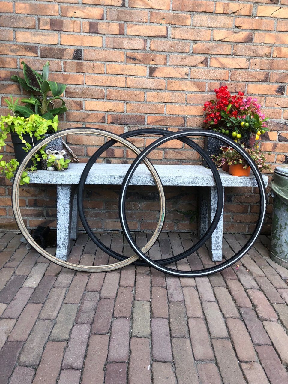 Drie racefiets buiten banden.