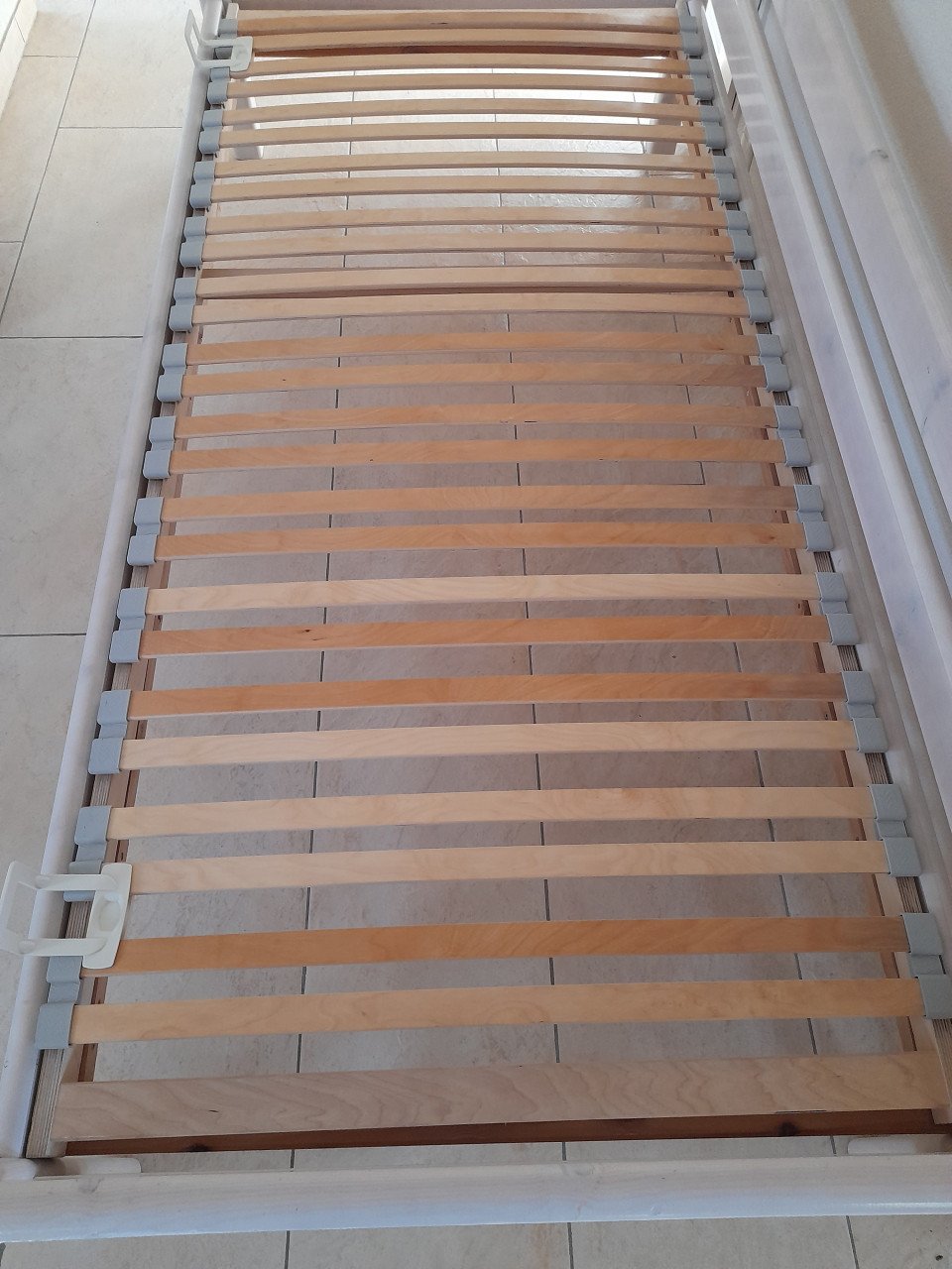 1 persoons bed 90 x 200 met lade ( in goede staat )