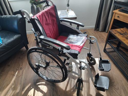 Rolstoel ( nog geen jaar oud)