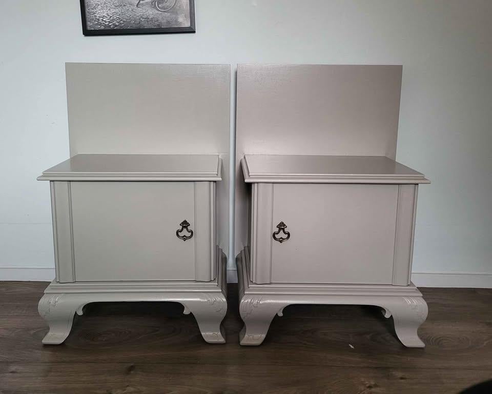 Recentelijk opgeknapte set nachtkastjes beige