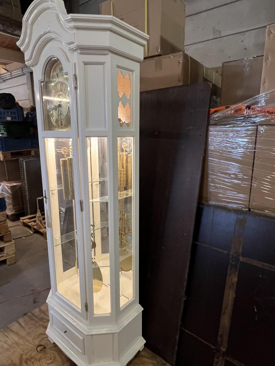 Staande klok met vitrine