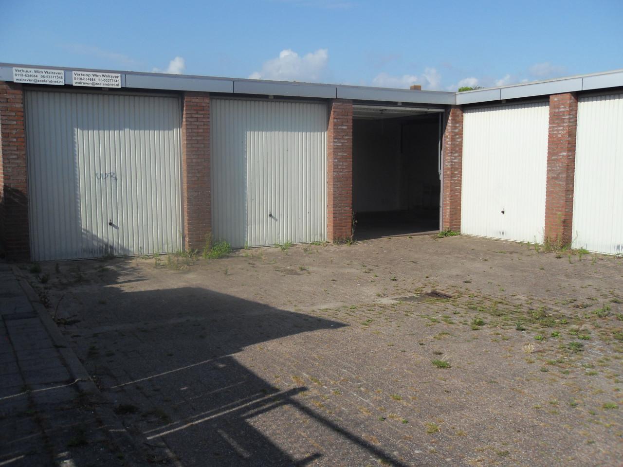 Te koop 3 dubbele extra hoge garagebox in Oost-Souburg