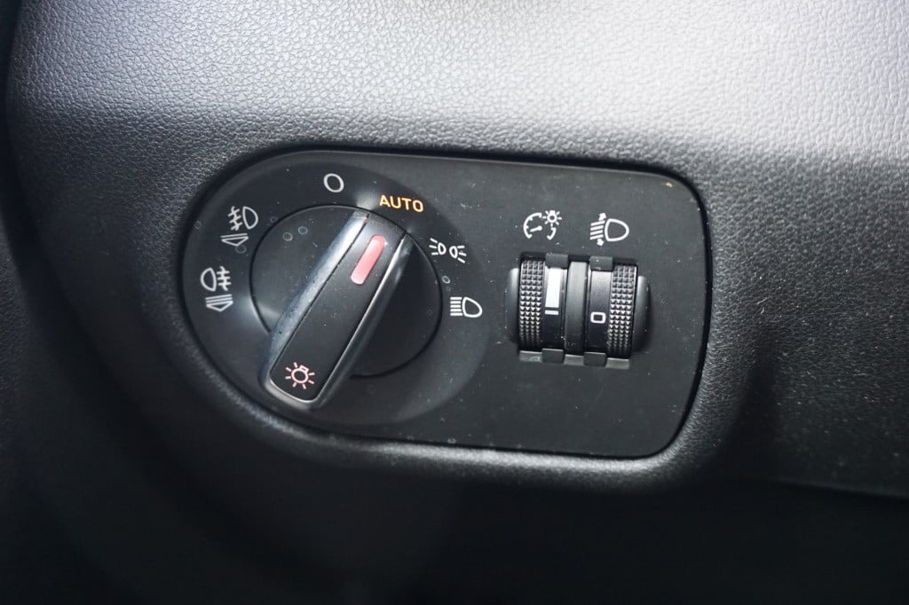 Audi A1 1.4 tfsi attraction airco / navi / parkeers. / elektr. ramen
