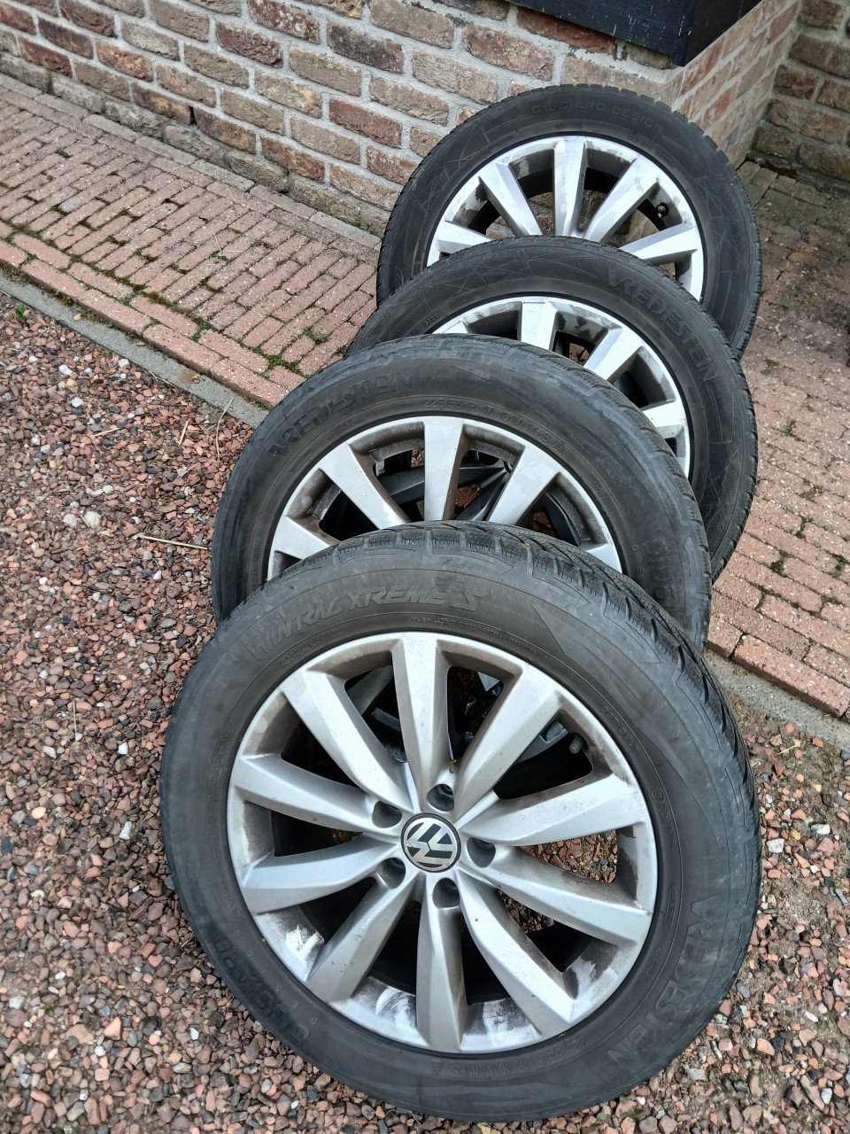 4 VW 17 inch velgen met winterbanden